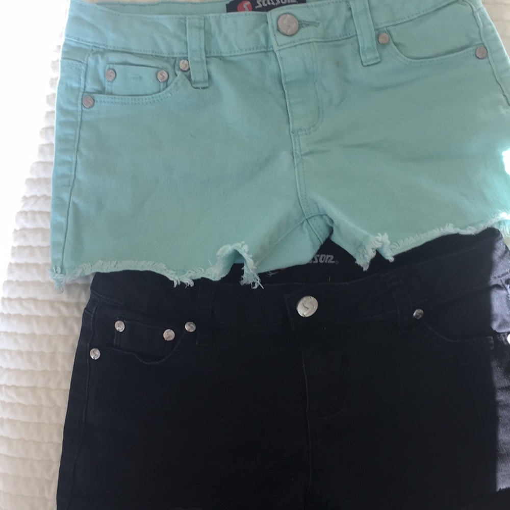 Scissor girl shorts